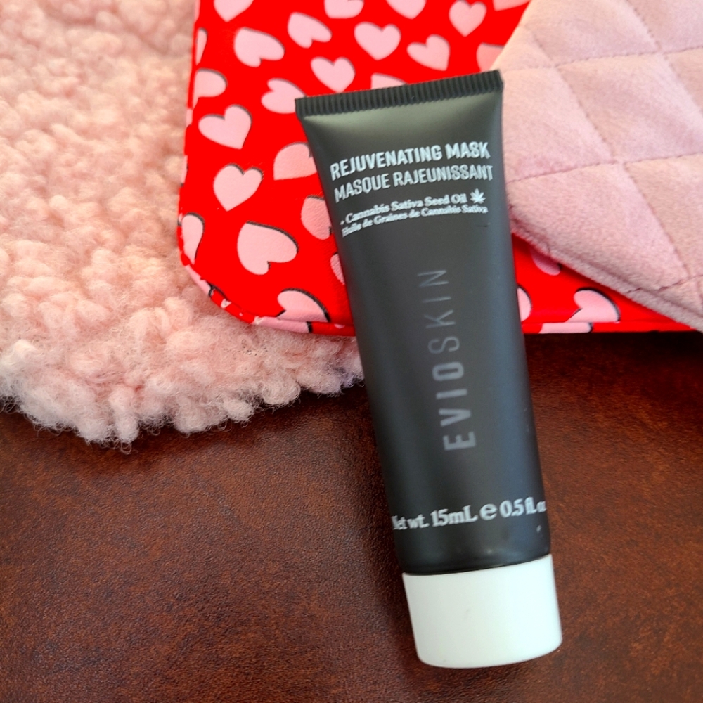 Evio Skin Rejuvenating Mask with makeup pouch